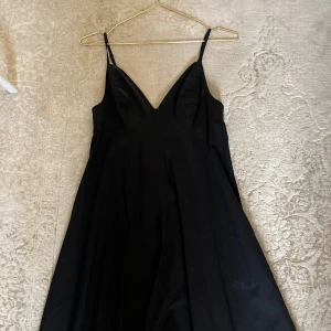 Svart klänning  - Jättefin klänning som knappt är använd 