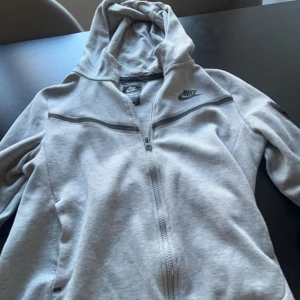 Nike teech  - En svart och en grå en för 300 kr båda för 600 kom privat för fler bilder. Det är storlek 137-147