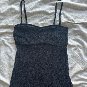 Strandklänning - Säljer min strandklänning. Perfekt att slänga över bikinin. Går ända ner till anklarna, jag är 169cm lång.  Klänningen är genomskillning fast med ett litet mönster. Super fin! 