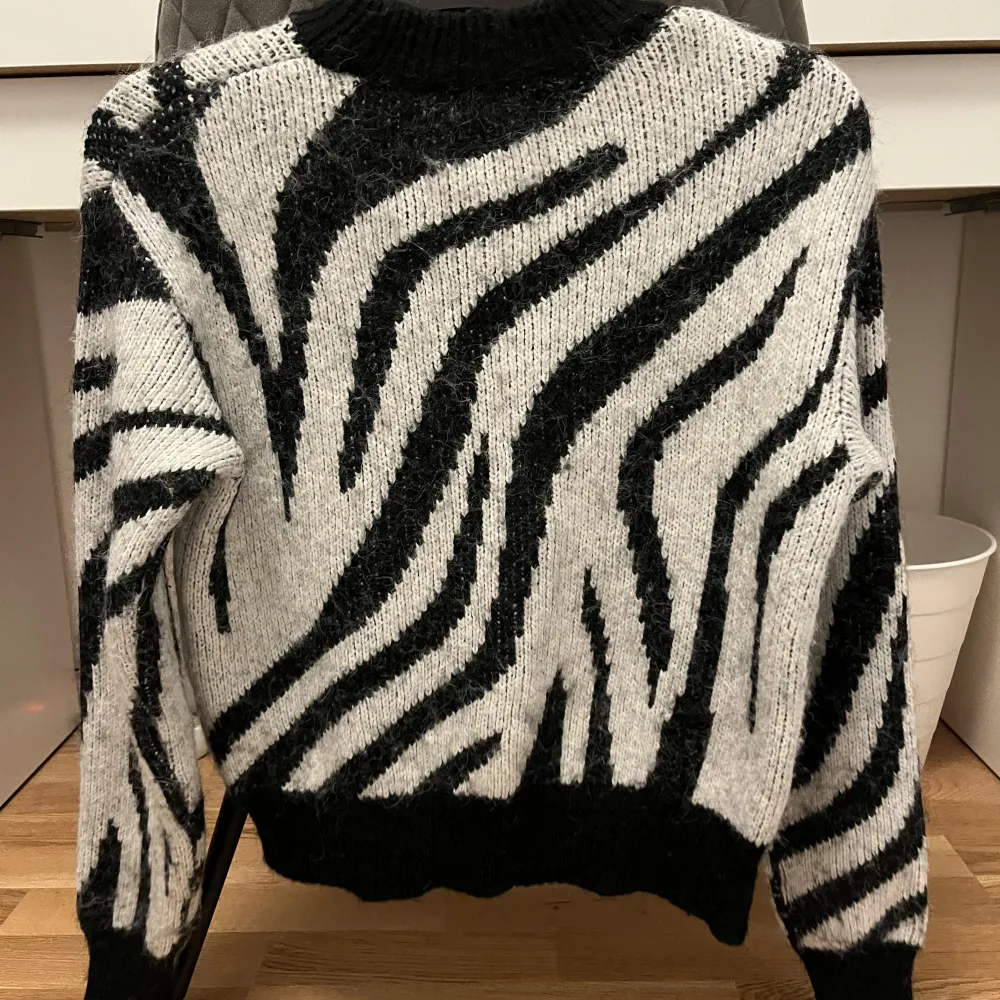 Säljer denna fruktansvärt snygga tröjan från Gina tricot i storlek XS, skit coolt zebra mönster, tryck köp nu❤️‍🔥❤️‍🔥. Stickat.