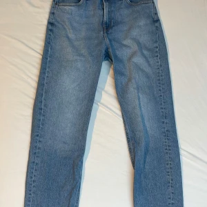 Ljusblå jeans - Ljusblåa Lee jeans, använd några gånger i mycket bra skick. Storlek W28 L31