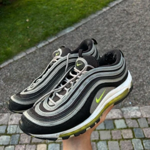 Vintage Air Max 97 Nike Sneaker Skor Jordan Retro Trend  - Inne i skor bak vid hälen är den lite skadad