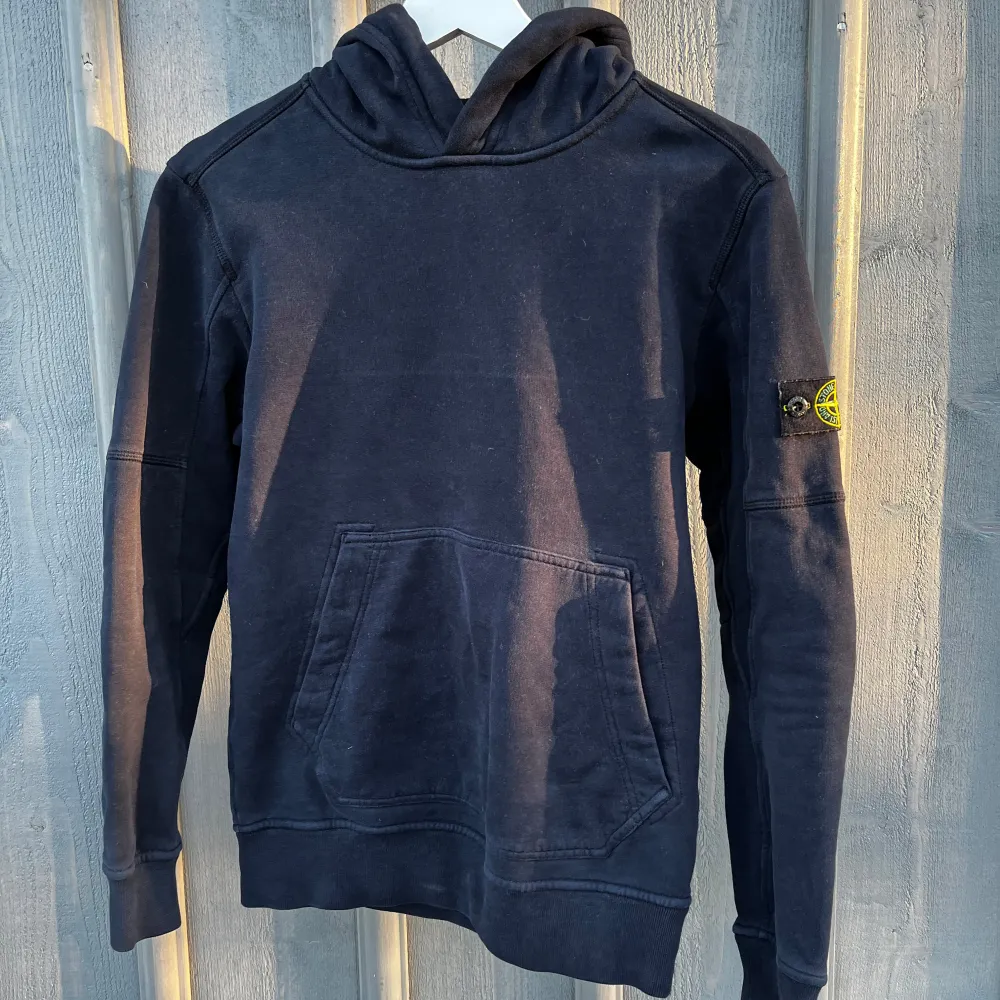 Stone island hoodie. Strl: 12y/156cm men stor i storleken. Bra skick. Fråga om du undrar nåt. . Hoodies.