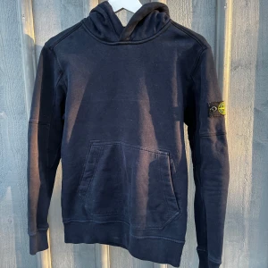 Stone island hoodie - Stone island hoodie. Strl: 12y/156cm men stor i storleken. Bra skick. Fråga om du undrar nåt. 