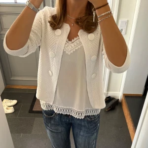 Vit stickad kofta - Vit stickad kofta i fint skick. Kan varken hitta märke eller storlek men skulle säga S/M. Använd gärna köp nu!