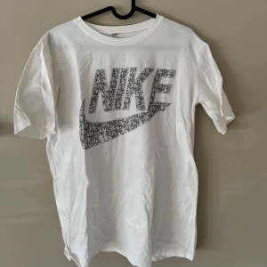  t-shirt  -  t-shirt med små stenar. De 2  små svarta prickarna är INTE fläckar!! Det är stenar som man kan se på sista bilden! Står ingen speciell storlek men passar XS/S.  🤍