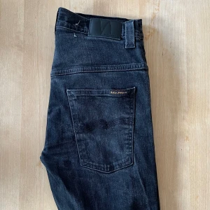 Svarta Nudie Jeans  - Schyssta jeans från märket nudie i fint skick, made in Italy, passform: slimfit 