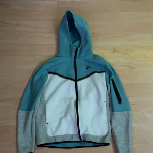 Nike tech  - Nike tech blå,vit och grå. Ändvän några fåtal gånger men inget som märkt på den.  Den är i storlek M. Skriv vid mer frågor och pris går att diskutera vid en smidig affär 