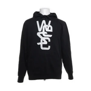 WeSC Hoodie - Riktigt schysst WeSC i helt okej skick den har lite missfärgning på kragen/nacken och textilfibrer i stort sett på hela varan vilket inte märks så mycket. Skriv om ni har några funderingar eller frågor.