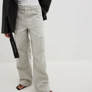 Grå cargo jeans - Så snygga cargo jeans från nakd som inte kommit till användning på ett tag.  Modellen heter: Low waist wide leg cargo jeans