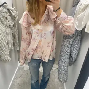 Söt blus från H&M som jag inte använder! Blommigt mönster och ljusrosa, storlek S. Första bilden lånad 🩷