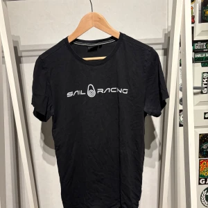 T-shirt - Säljer en sail-racing tröja som ej används längre jätte bra skick 