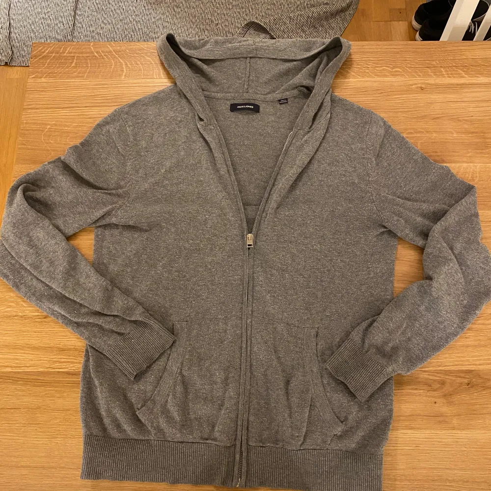 Säljer denna sjukt feta gråa zip hoodie i storlek M! Märke Jack & Jones. Ända defekt är litet hål vid huvan på baksidan, inget som märks då huvan är över hålet. Pris 399 eller kom med bud💰! Bvsa. Hoodies.