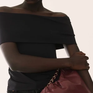 Off-shoulder topp - Bilden är inte min, utan hon som jag köpte den ifrån, toppen var för liten, skriv om de önskas fler bilder🩷