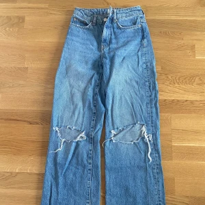 Jeans med hål - Jeans med hål i knäna från lager 157 💗 jag säljer dess då jag har vuxit ur de och får inte användning av de längre. Använda många gånger men forfarande i mycket bra skick ✨ pris kan diskuteras, hör av dig om du har frågor 💕🫶🏻