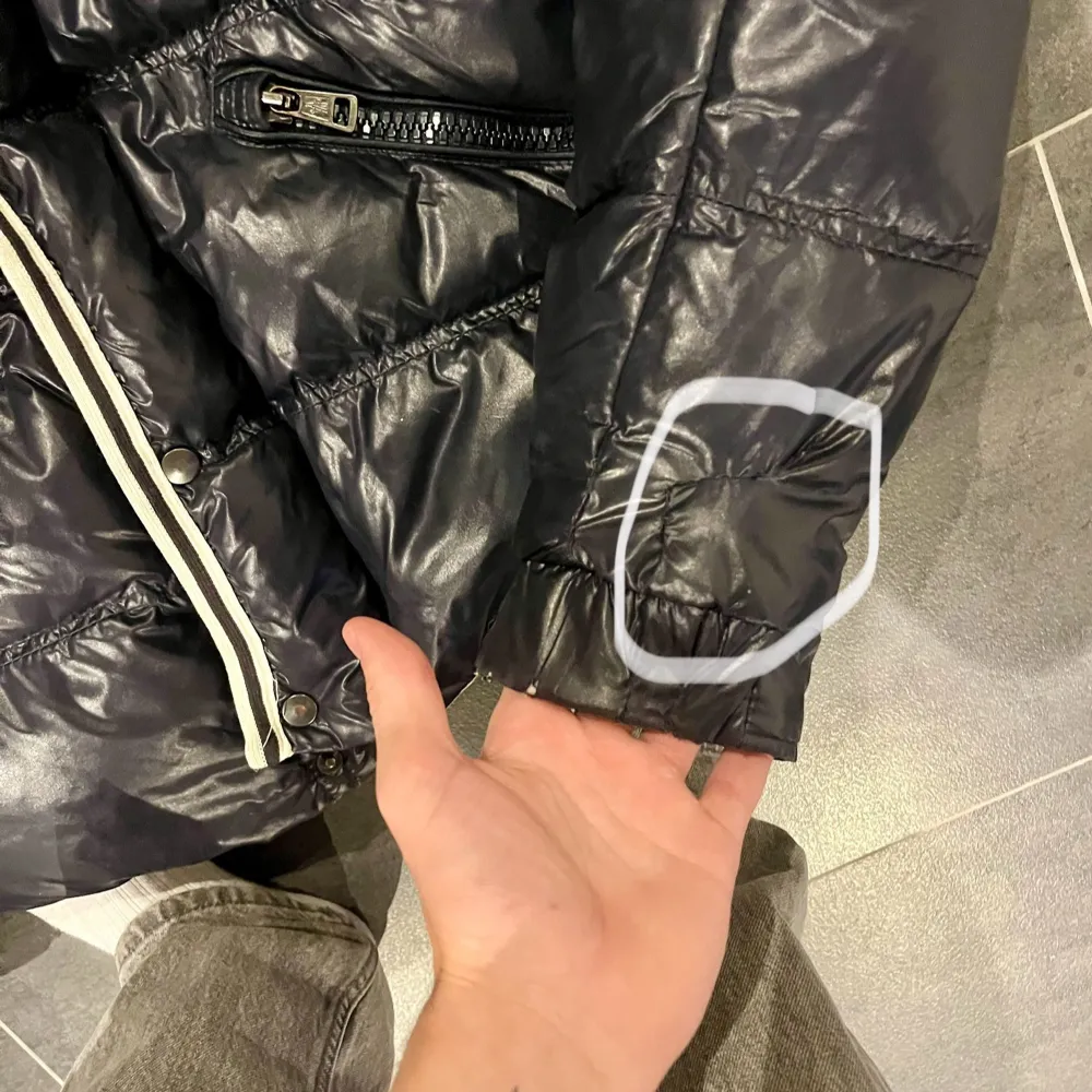 Hej jag säljer nu denna riktigt snygga vintage moncler jackan. Den är perfekt nu till vintern och har några defekter. Det var ett hål men har nu sytts ihop men syns knappast. Men med flera bilder och frågor så är det bara att skriva!🙌. Jackor.