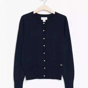 Kofta från Holly&White - Säljer denna jättefina kofta från holly&white i storlek S. Tröjan är oanvänd och i en marinblå färg med guldknappar😊nypris:350