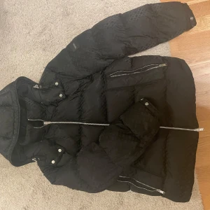 BOSS vinterjacka  - BOSS vinterjacka, använd fåtal gånger 