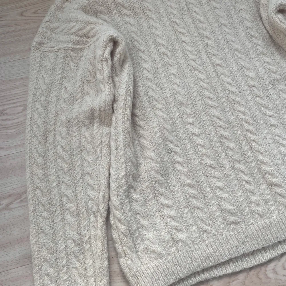 Amazing oversized soft wool and alpaca knit from Our Legacy. Italian yarn and a nice cream color. Completely sold out. The knit has been gently used and is still in excellent condition. Tagged 48, fits M-L. Boxy & wide. . Stickat.