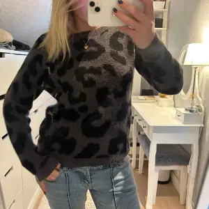 Säljer denna stickade leopard tröja, jättefint skick, väldigt unik och bra material därav priset, men priset går att diskutera vid snabb affär🩷 