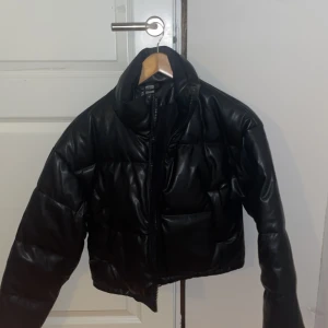 Läder jacka - Helt oanvänd svart jacka i kort model  från hm. Inte riktigt läder.