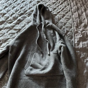 Grå hoodie från Zara - Intressekoll: Säljer en supermysig grå hoodie från Zara. Tröjan är ”VÄLDIGT” oversized. Den är perfekt för kalla dagar med sin mjuka och varma känsla. Hoodien har en stor ficka fram och en justerbar huva med. Den är köpt på Vinted.