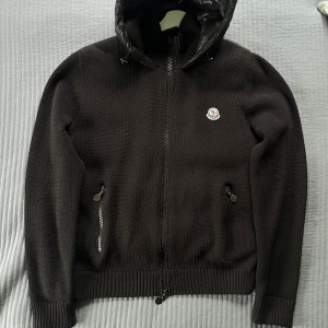 Hooded down Moncler cardigan  - Säljer / byter min sjukt snygga Moncler cardigan då jag inte har någon användning för den längre. Storleken är XXL men dessa är små i storleken så skulle uppskatta att den är i L. Fint skick. Självklart äkta 