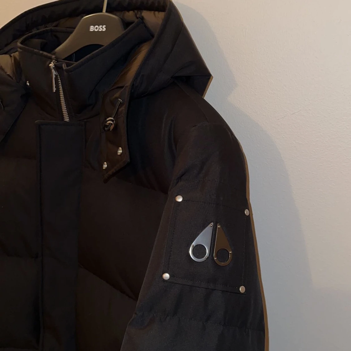 Svart dunjacka från Moose Knuckles