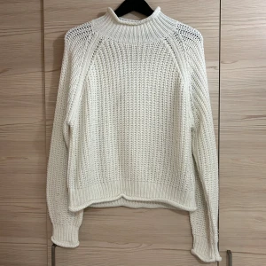 Vit stickad tröja  - Vit stickad tröja från NA-KD. Supergullig, något tunnare så perfekt till höst/vår när det eller när det inte är superkallt ute.