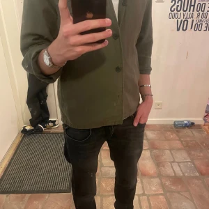 OverShirt Olivgrön - Halloj, säljer nu min Olivgröna Overshirt, den har en bröst ficka samt två fickor vid sidan och ytterligare två på insidan.  Skick 7-8/10 (slit pga användning, annars är den perfa)  Är det någon fråga är det bara att höra av sig!