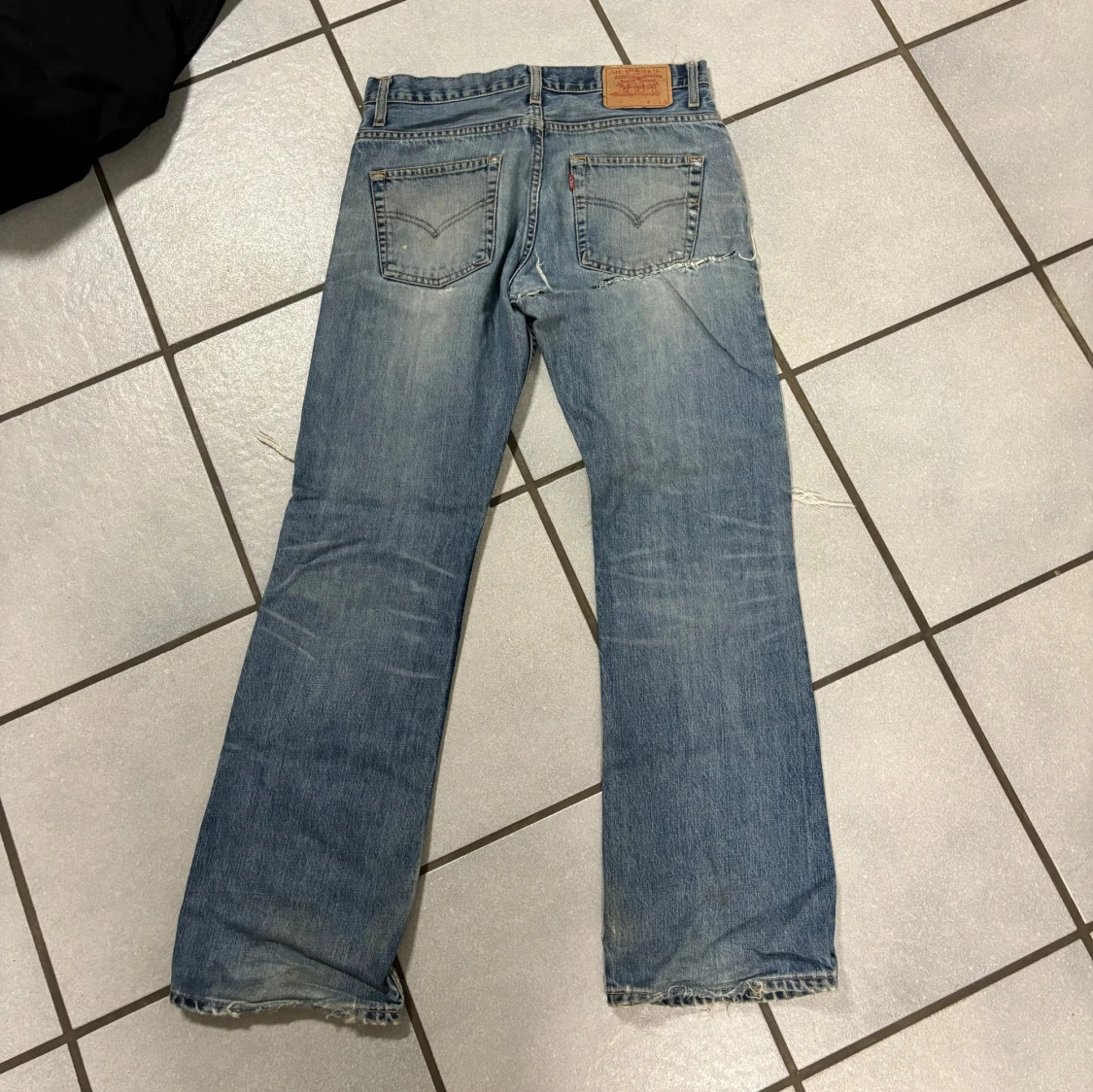 Blå slitna jeans från Levi's - 90