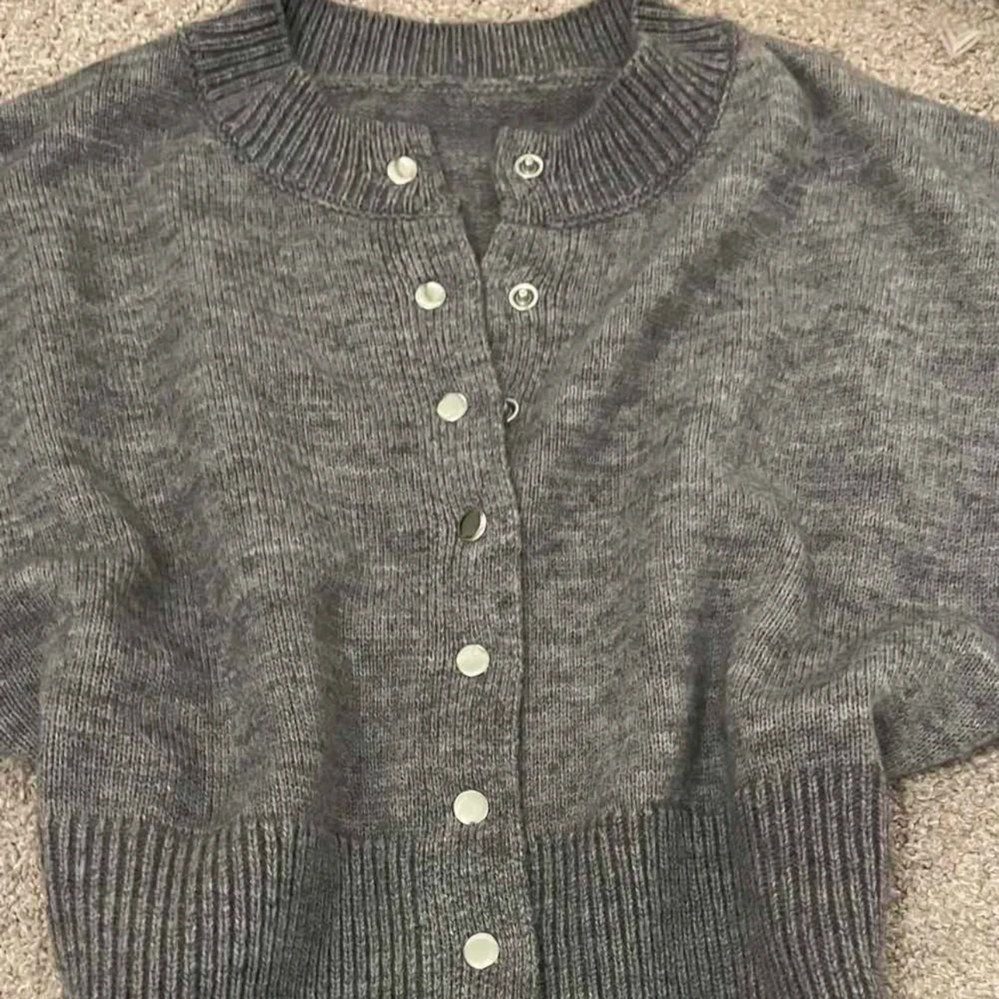 Grå stickad kofta med knappar - 92