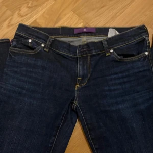 Denim by Victoria Beckham jeans - Jättesnygga lågmidjade! jeans från denim by Victoria Beckham. Endast använda ett fåtal gånger och är i fint skick. Dem har fina detaljer i backfickorna. Skriv om ni har några funderingar. Priset kan diskuteras vid snabbt köp!💖