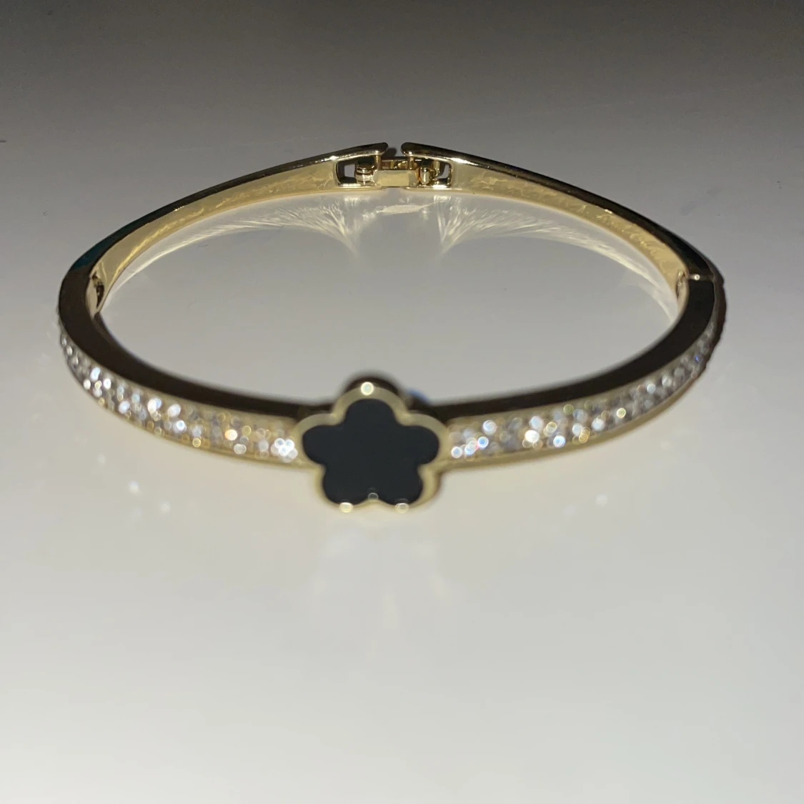 Guldarmband och örhängen med svart blomma - 2