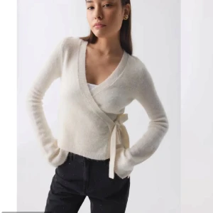  omlottkofta  - Söker denna omlott kofta från Gina Tricot. Storlek s/xs, i beige! Skriv om ni har intresse att sälja!🥰