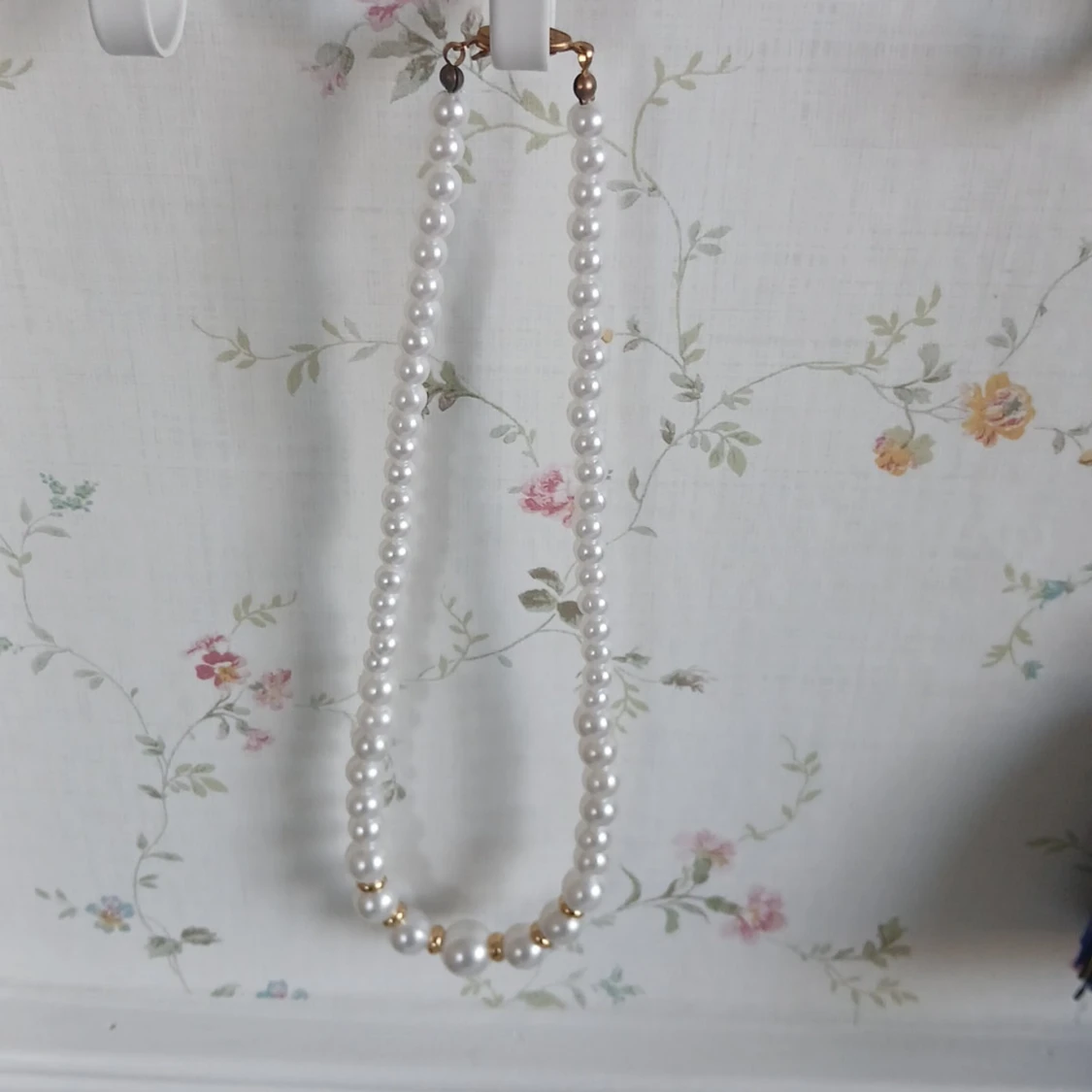 Vitt pärlhalsband med gulddetaljer - 1