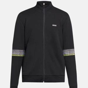 Helt ny oanvänd tröja från boss - Väldigt stilig Hugo Boss tröja. Helt oanvänd med lapp och kvitto. Storlek M. Nypris 2100kr Säljer för den inte passade mig och vill ha pengar snabbt. Hör av er om ni har frågor!