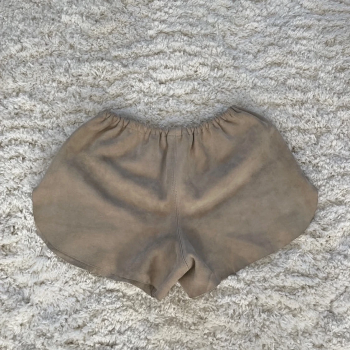 Beige shorts med spetsdetaljer från Subtle Dust - 1