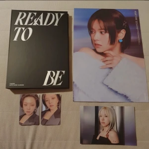 Twice Album 'Ready To Be' To version - Säljer albumet Twice 'Ready To Be' To version med 2 Jeongyeon photocard, 1 Jeongyeon A4 poster , 1 Chaeyoung postcard. Perfekt för fans av gruppen som vill ha en komplett samling med exklusiva bilder och design.