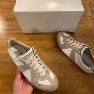 Maison Margiela Gats - Säljer dessa på Gats i populäraste färgen vit/grå| Storlek: 44 men passar också 43 | Modell: Gats Skick: 9/10| Autentiska | OG: Box, papper | Pris: 3699 | Nypris: 7000+