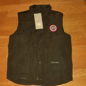 Canada Goose freestyle crew vest - Helt ny! Passar dig mellan 160cm-170cm. Kvitto finns om man vill ha det