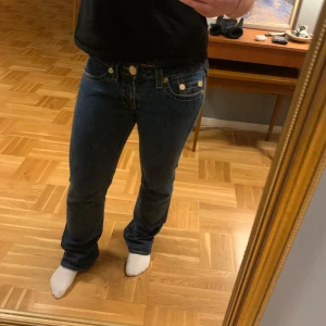 True Religion Jeans - Säljer mina trueys då de inte riktigt är min stil. De är i fint skick med någon liten skråma längst ner i benen (se bild). Skriv om du har någon fråga 🥰