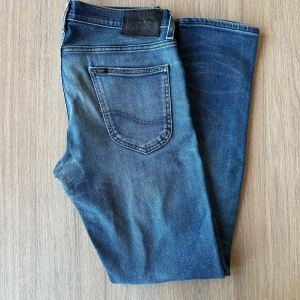 Lee Luke välanvända blåa jeans W29 L32 - Jeans i slimfit modell Luke från Lee. Hål, lagningar i grenen se bilder.