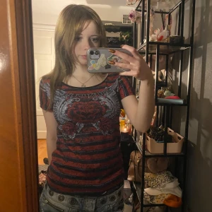 Snygg y2k t-shirt med rinestones - Super cool t-shit med tryck och rinestones❤️tyvärr hittar jag ingen lapp på tröjan så vet inte villket märke den kommer ifrån men köpte den secund hand❤️mateialet är polyester