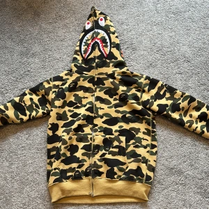 Camouflage hoodie från A Bathing Ape - Säljer en riktigt fet bape hoodie som tyvärr aldrig kom till den användningen jag hade tänkt mig. Så gott som ny och påse och tags finns även kvar. Hör av dig så kan du får fler bilder. Priset går att förhandla.