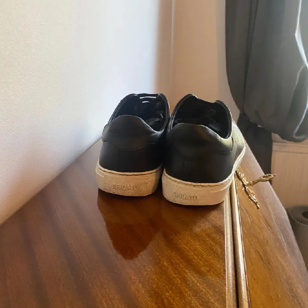 Säljer dessa Axel Arigato sneakers | använt skick 5/10 därav priset | hål/skador i hälarna insida sko samt i sömmarna runt om | nypris ligger strax över 3000 | mitt pris 599 | box kommer inte med | kom gärna i dm med frågor och funderingar.. Kengät.