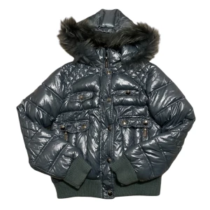 Grå/blå pufferjacka med päls🩶 - Jättesöt svart pufferjacka med glansig yta och pälsdetaljer på huvan. Jackan har dragkedja och knappar framtill samt flera praktiska fickor. Perfekt för vintern! Jag rekommenderar! Storlek M men passar mer som S/M🩶 skriv vid frågor❕