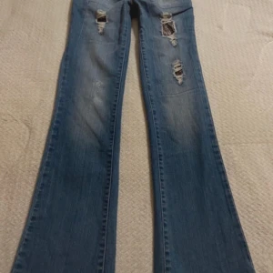 Lågmidjade jeans med hål - Snygga blå jeans från Bruno Banani med hål och lågmidjade. Helt nya med prislapp 