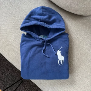 Ralph Lauren Hoodie - Säljer denna sjukt snygga Ralph Lauren hoodie. Hoodien passar storlek M. Inga defekter!