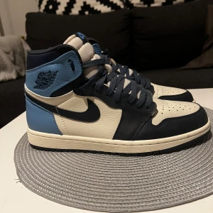 Nike Air Jordans 1 obsidian - Snygga Nike Air Jordans som bara har använts ute 1 gång annars bara som prydnad. Säljs för har inget behov av dem. Skriv om ni har frågor eller annat. 